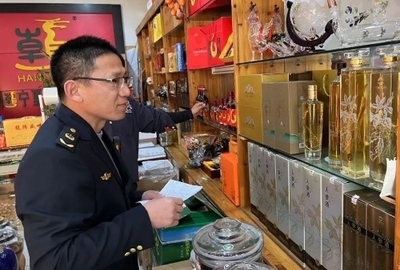 濱城區(qū)市場(chǎng)監(jiān)管局元旦春節(jié)前突擊檢查，嚴(yán)查酒類(lèi)商品過(guò)度包裝亂象